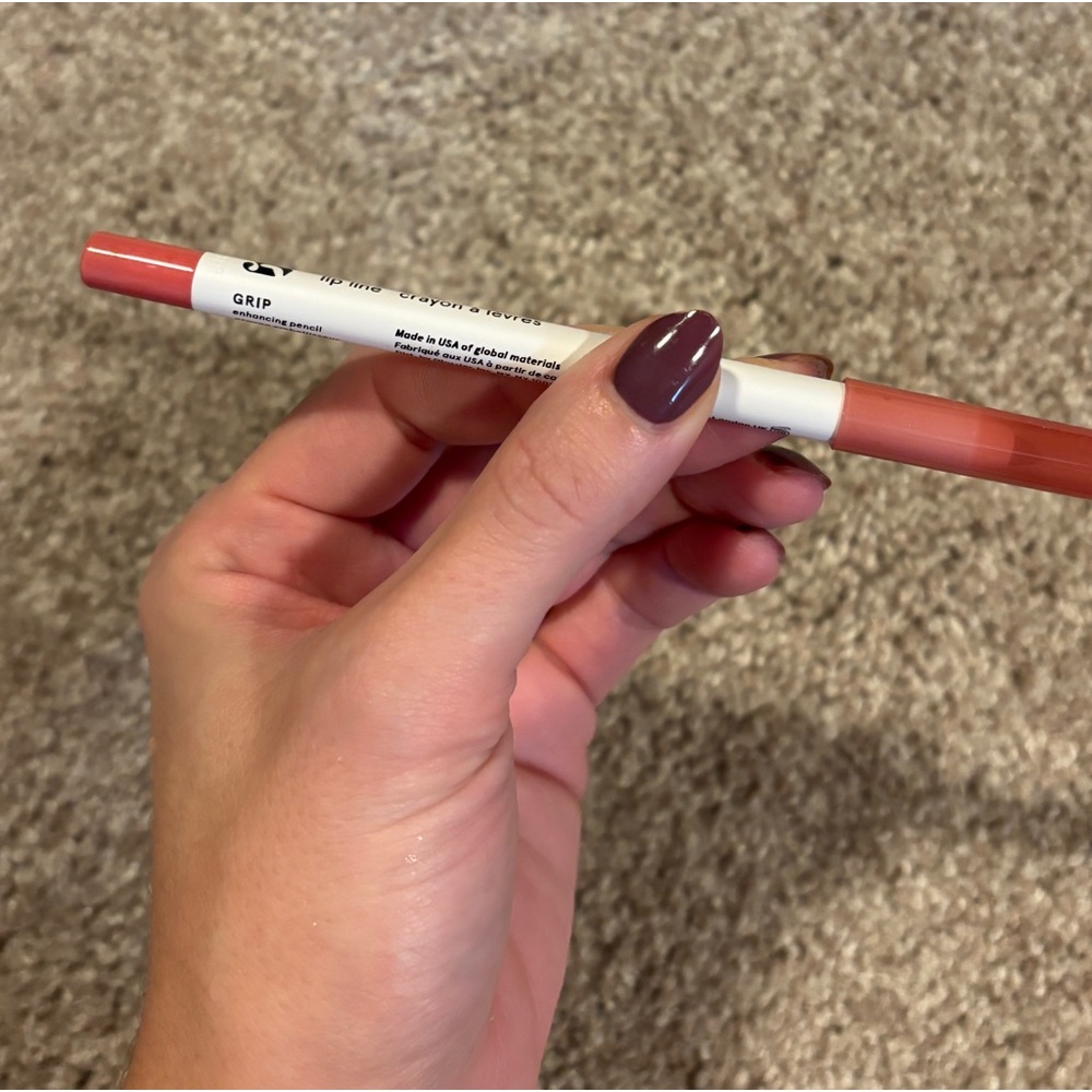 Glossier lip line